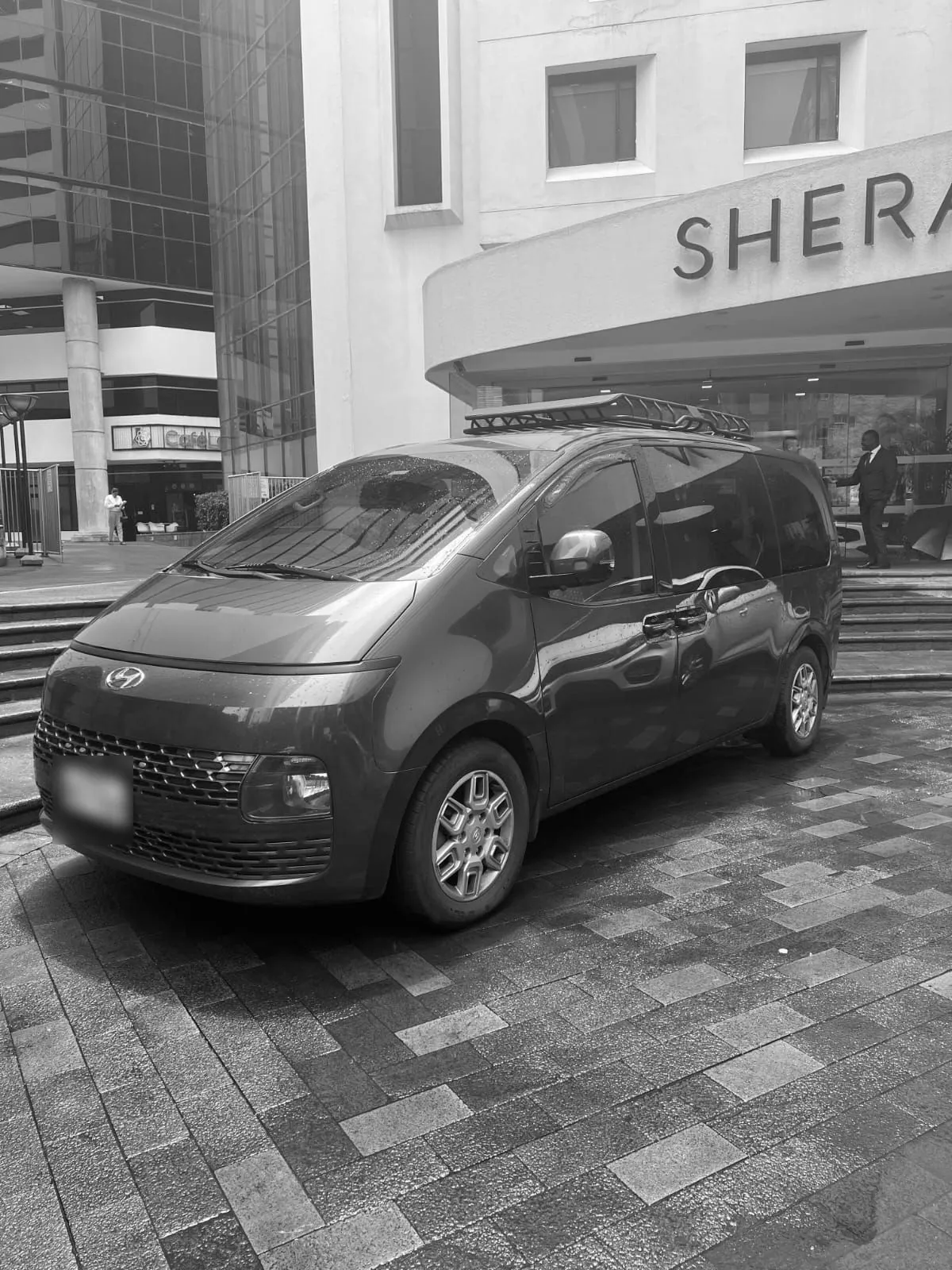 Van Hyundai Staria de C.I.M esperando en la entrada de un hotel